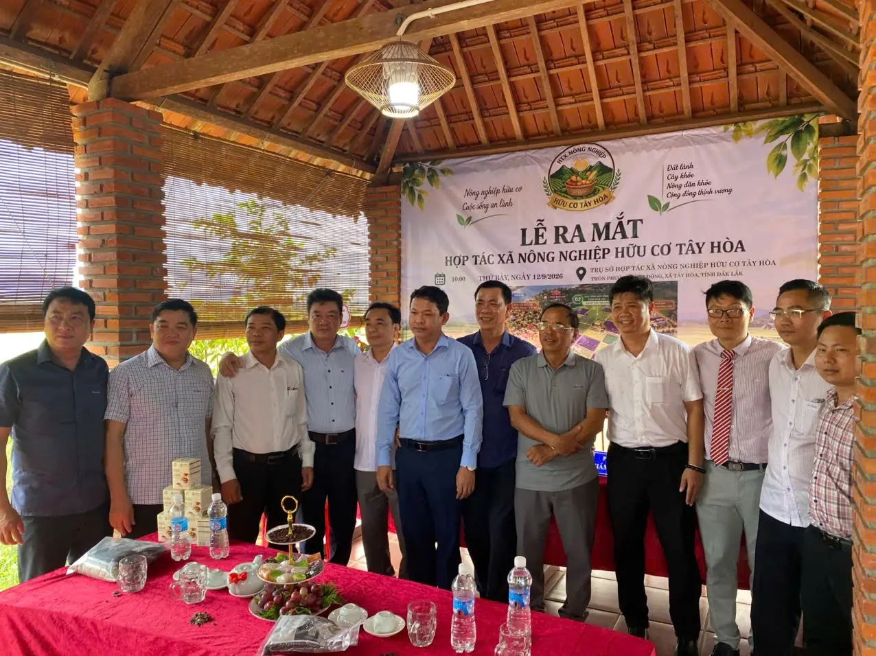 Đại biểu và thành viên HTX tại lễ ra mắt