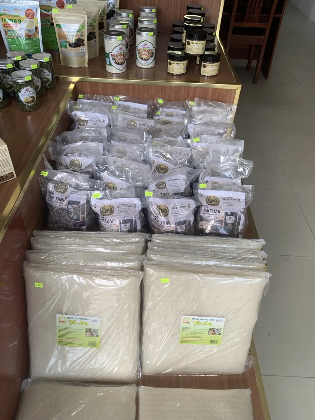 Gạo tím than và sản phẩm trưng bày tại điểm bán